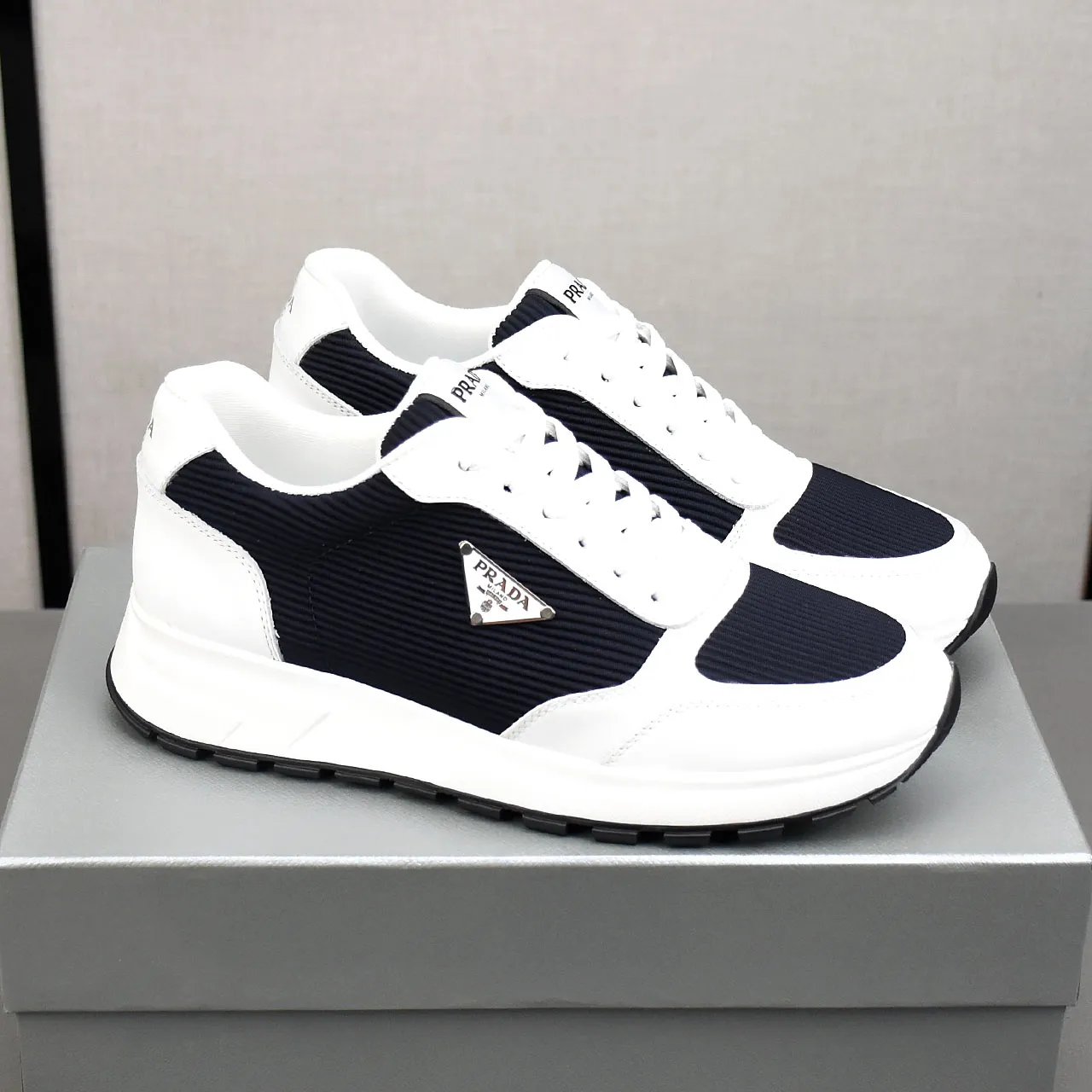 PP460👟👟👟Prada/Prada Prax men's series casual sports shoes Prax sports shoes combine style and comfort, with a unique sports design defined by exquisite materials and details. Fashionable, casual and versatile, it is decorated with an enameled triangle logo on the outside, a Prada Milano printed logo on the tongue, and a 2.5cm lightweight two-tone rubber sole for a comfortable wearing experience! Size: 38-39-40-41-42-43-44 standard leather shoe size